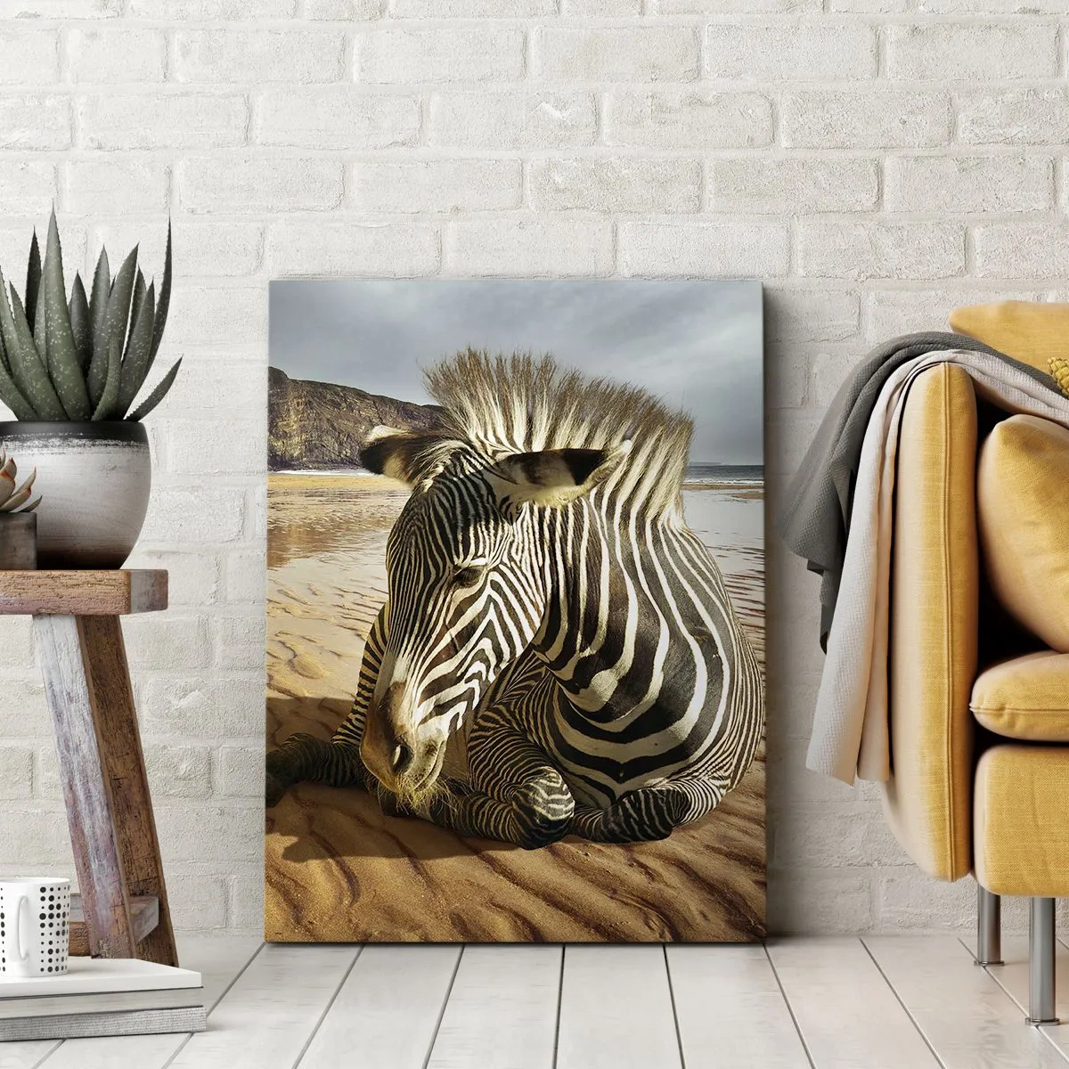 Bild auf Leinwand - Leinwandbild - Ein Zebra ruht sich an einem Sandstrand mit Klippen im Hintergrund aus. - 70x100cm - Wir passen zusammen - Moderne Wanddekoration für Wohnzimmer und Schlafzimmer ARTTOR