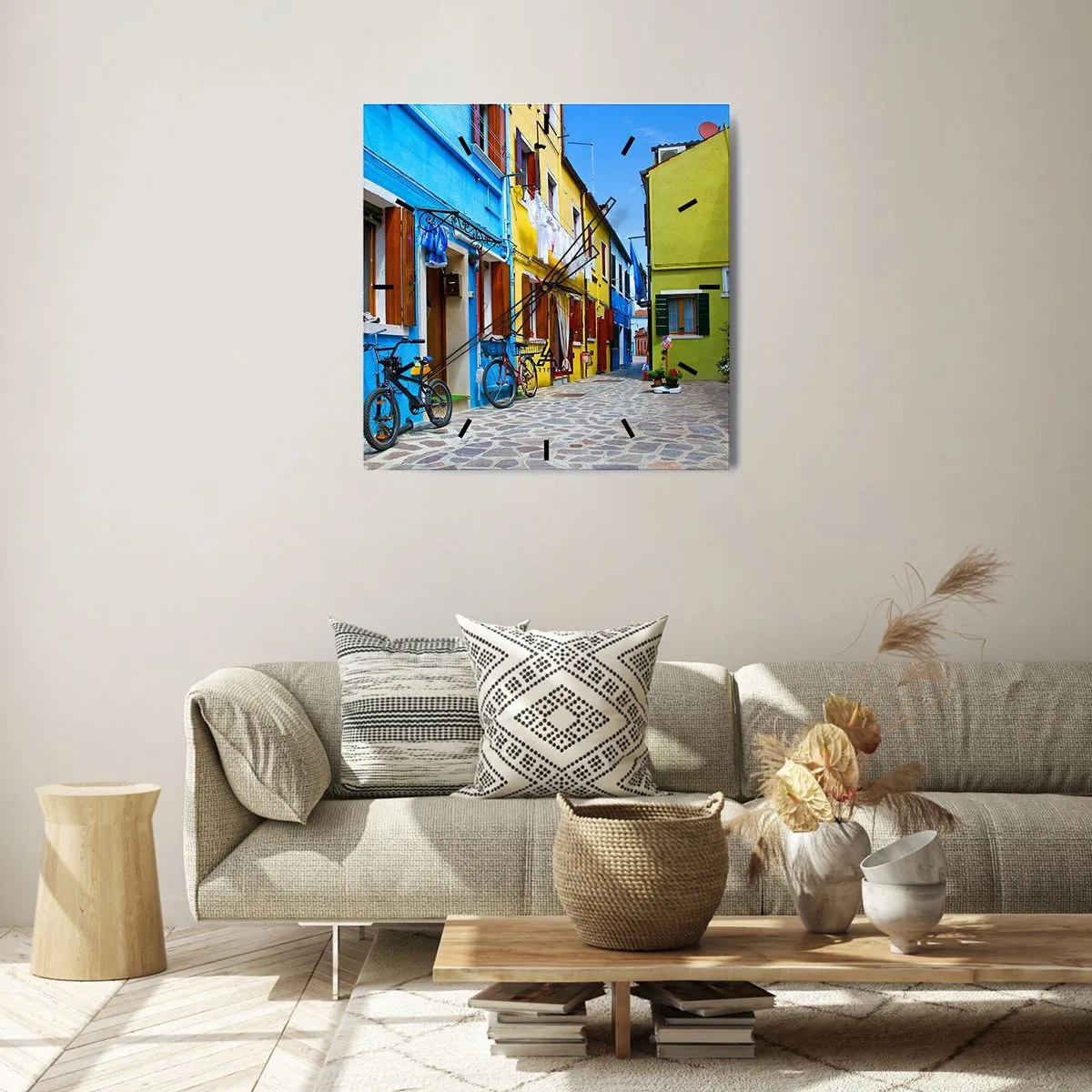Wanduhr - Glasuhr - Eine farbenfrohe Straße mit Fahrrädern zwischen pastellfarbenen Gebäuden - 30x30cm - Pastell, süße Gasse - Moderne Wanddekoration für Wohnzimmer und Schlafzimmer ARTTOR