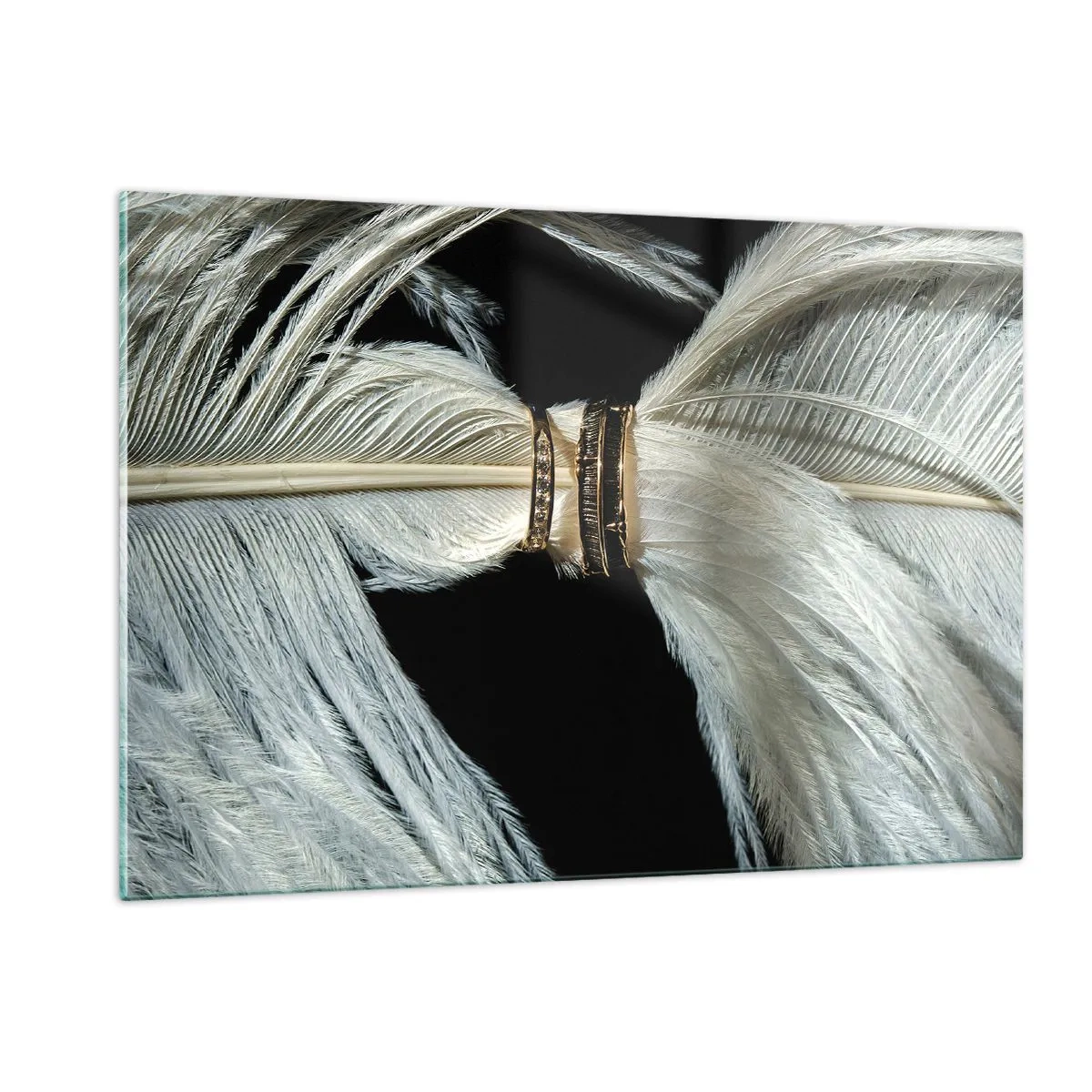 Glasbild - Bild auf glas - Nahaufnahme von Eheringen auf weißen Federn vor schwarzem Hintergrund - 120x80cm - ... und ich werde dich nicht verlassen ... - Moderne Wanddekoration für Wohnzimmer und Schlafzimmer ARTTOR