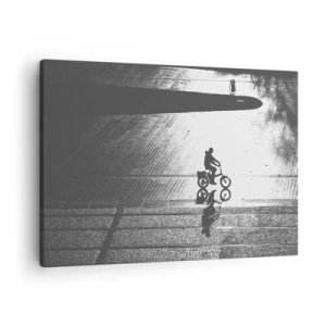Bild auf Leinwand - Leinwandbild - Schwarz-weiße Silhouette eines Radfahrers auf einer nassen Straße - 70x50cm - Vor sich hin durch die Stadt - Moderne Wanddekoration für Wohnzimmer und Schlafzimmer ARTTOR