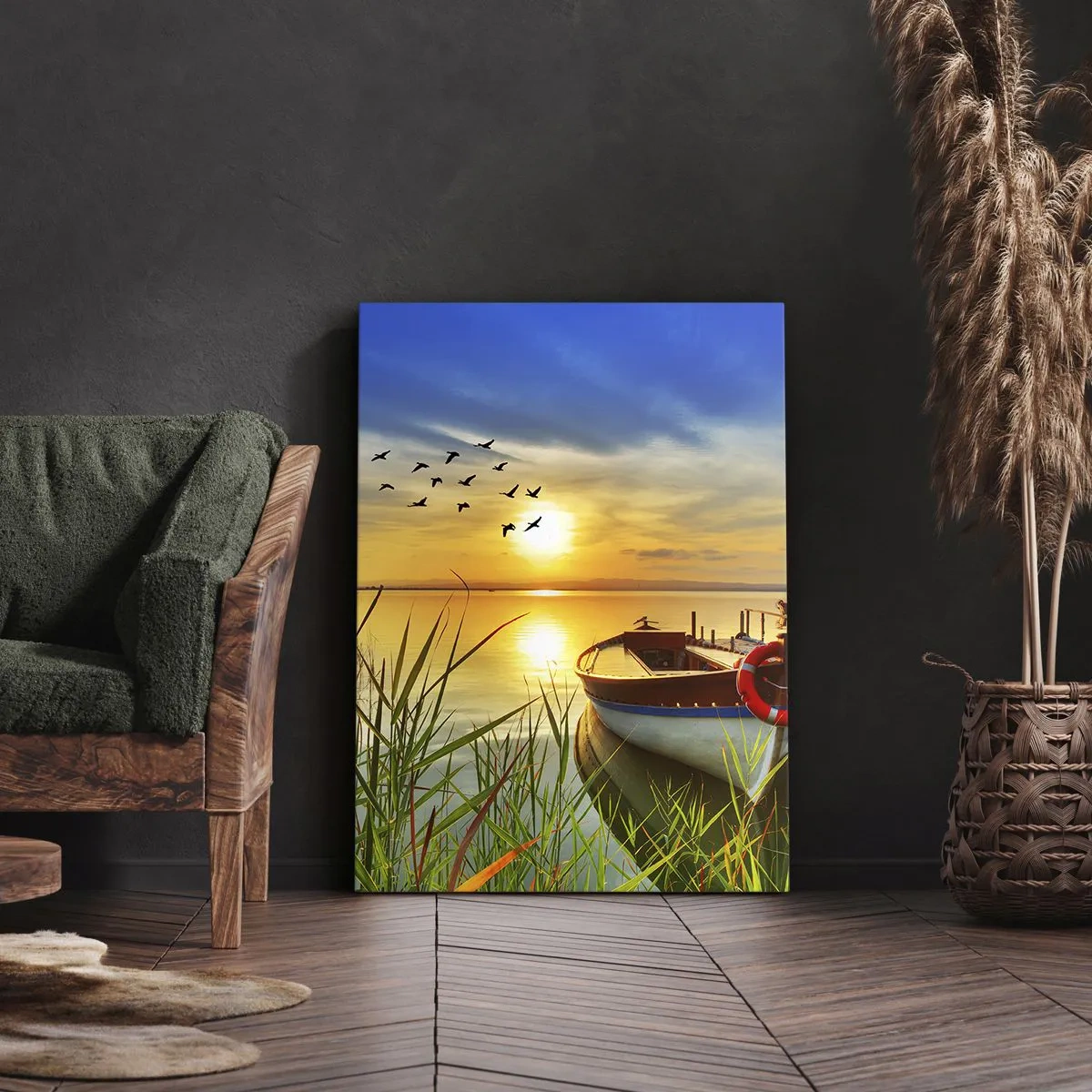 Bild auf Leinwand - Leinwandbild - Ein Boot am Ufer eines Sees bei Sonnenuntergang - 50x70cm - Die Kormorane fliegen schon weg - Moderne Wanddekoration für Wohnzimmer und Schlafzimmer ARTTOR