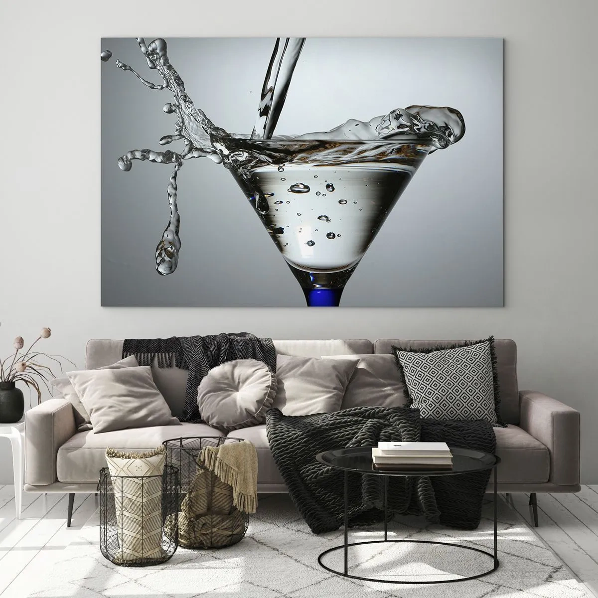 Glasbild - Bild auf glas - Flüssigkeit in einem Martini-Glas spritzt vor grauem Hintergrund - 100x70cm - Am Rand der Tasse - Moderne Wanddekoration für Wohnzimmer und Schlafzimmer ARTTOR