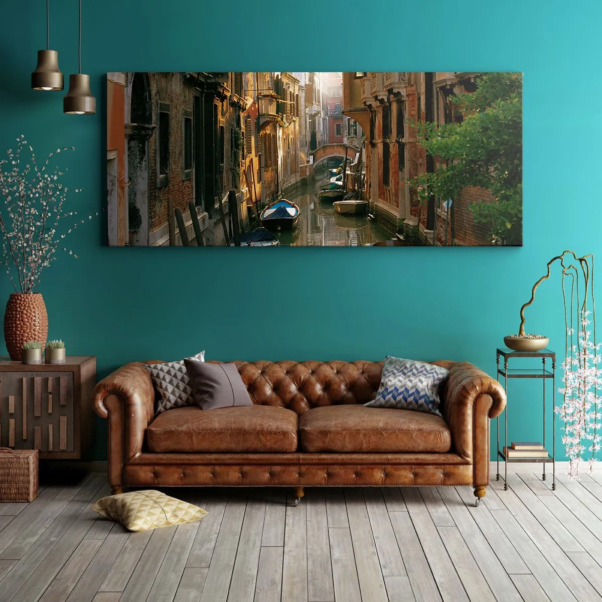 Bild auf Leinwand - Leinwandbild - Ein malerischer Kanal in Venedig mit Booten und einer Brücke - 140x50cm - In einer venezianischen Gasse - Moderne Wanddekoration für Wohnzimmer und Schlafzimmer ARTTOR