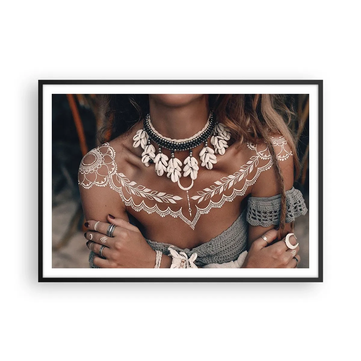 Poster in einem schwarzem Rahmen - Boho-Style mit Muschelschmuck und Lochmuster - 100x70cm - Talismane, Rituale der Weiblichkeit - Moderne Wanddekoration für Wohnzimmer und Schlafzimmer ARTTOR