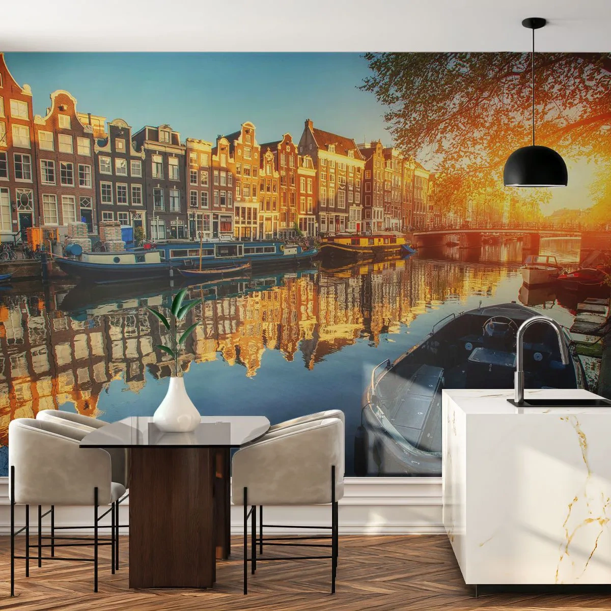 Fototapete Premium Sand - Ein Kanal mit Booten und Häusern im Schein der untergehenden Sonne - 100x70cm - Morgen in Amsterdam - Moderne Wanddekoration für Wohnzimmer und Schlafzimmer ARTTOR