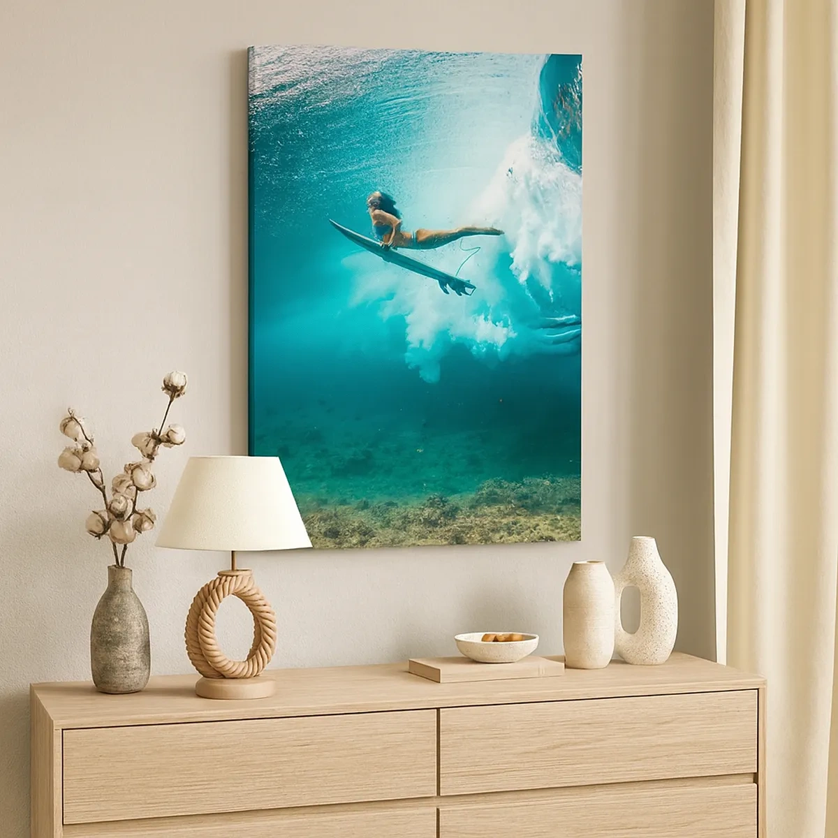 Bild auf Leinwand - Leinwandbild - Surfer unter einer Welle im blauen Ozeanwasser - 50x70cm - Unterwasserwelt - Moderne Wanddekoration für Wohnzimmer und Schlafzimmer ARTTOR