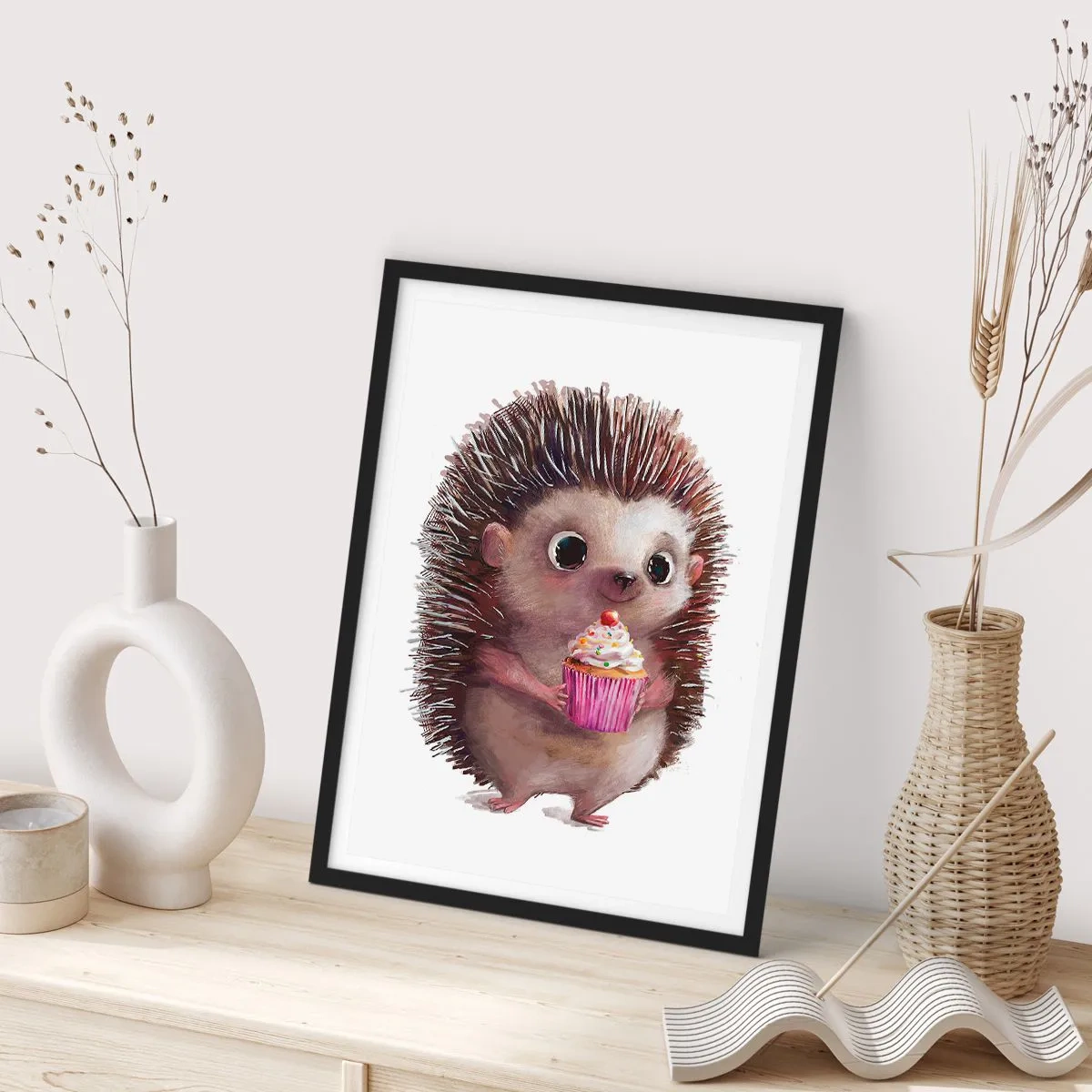 Poster in einem schwarzem Rahmen - Ein süßer Igel hält einen bunten Cupcake - 50x70cm - Der Feiertag ist jeden Tag - Moderne Wanddekoration für Wohnzimmer und Schlafzimmer ARTTOR