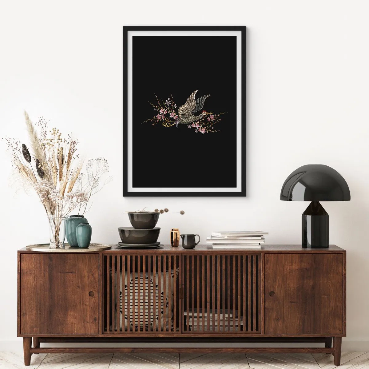 Poster in einem schwarzem Rahmen - Ein Kranich, umgeben von blühenden Zweigen auf schwarzem Hintergrund - 50x70cm - Exotischer gestickter Vogel - Moderne Wanddekoration für Wohnzimmer und Schlafzimmer ARTTOR