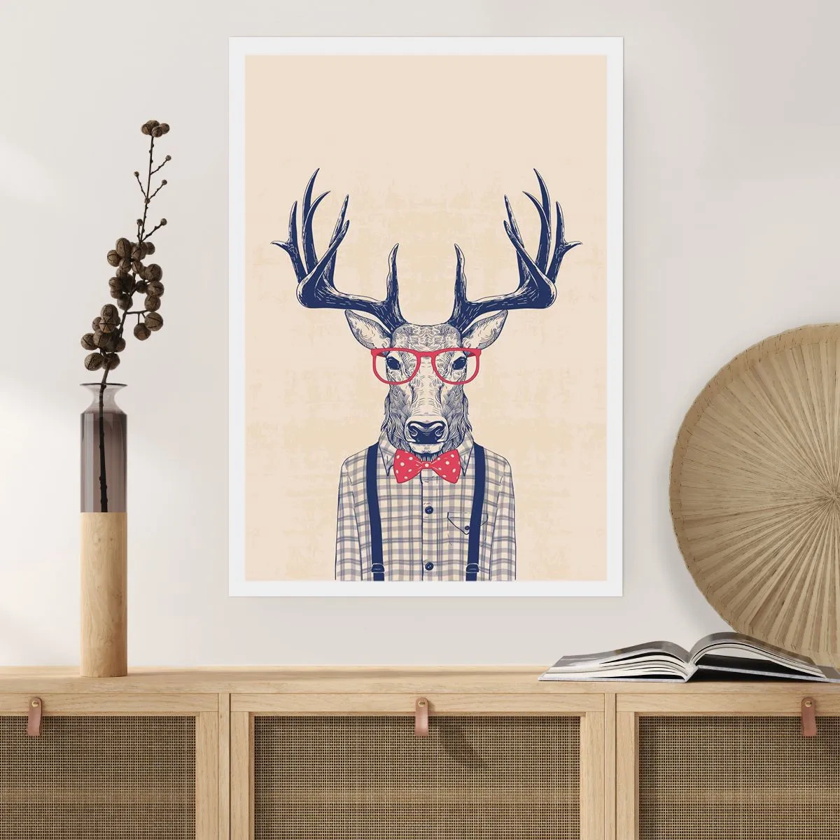 Poster - Stilvoller Hirsch mit Brille und Fliege auf beigem Hintergrund - 50x70cm - Eine lustige Extravaganz - Moderne Wanddekoration für Wohnzimmer und Schlafzimmer ARTTOR