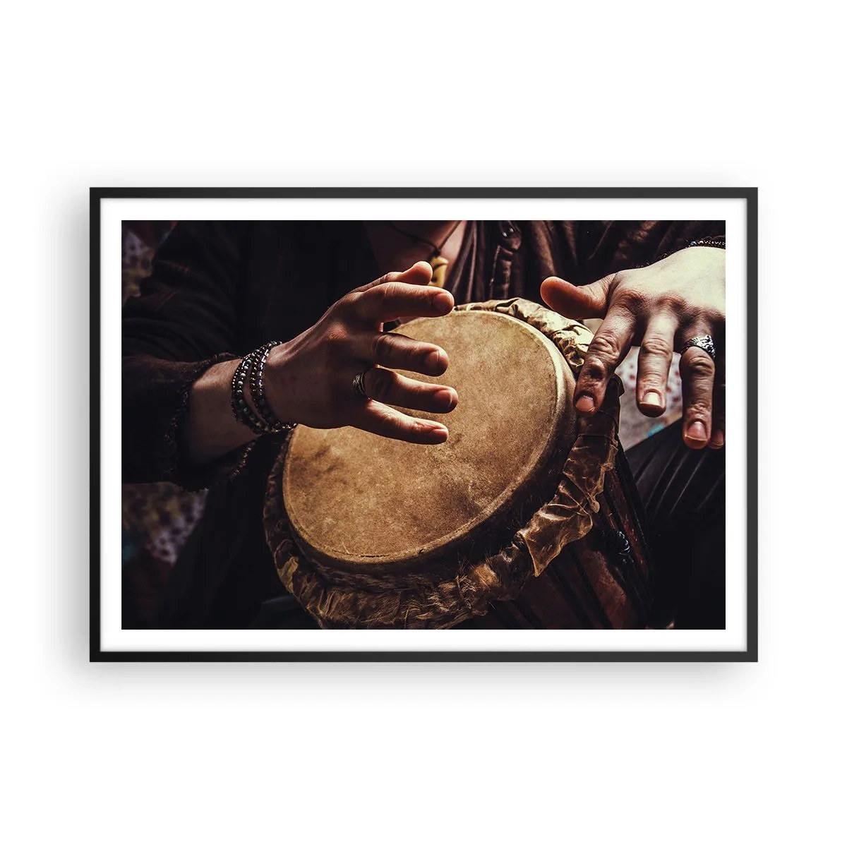 Poster in einem schwarzem Rahmen - Hände spielen eine traditionelle Djembe-Trommel - 100x70cm - Im Rhythmus des Herzens - Moderne Wanddekoration für Wohnzimmer und Schlafzimmer ARTTOR