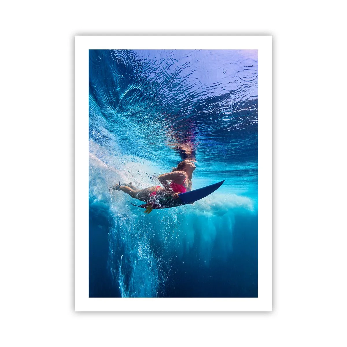 Poster - Ein Surfer, eingetaucht in die türkisfarbenen Tiefen des Ozeans - 50x70cm - Tiefe der Freude - Moderne Wanddekoration für Wohnzimmer und Schlafzimmer ARTTOR