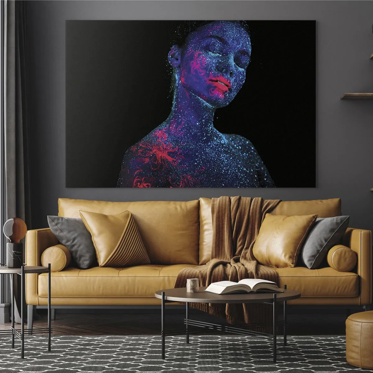 Glasbild - Bild auf glas - Porträt einer Frau mit fluoreszierender Körperbemalung - 70x50cm - Im Sternenstaub - Moderne Wanddekoration für Wohnzimmer und Schlafzimmer ARTTOR