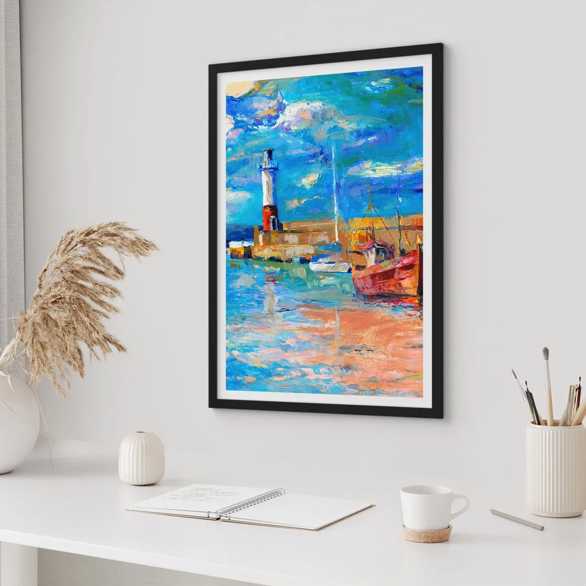 Poster in einem schwarzem Rahmen - Ein malerischer Hafen mit Leuchtturm und vertäuten Booten - 50x70cm - Ein Nachmittag in der Regenbogenbucht - Moderne Wanddekoration für Wohnzimmer und Schlafzimmer ARTTOR