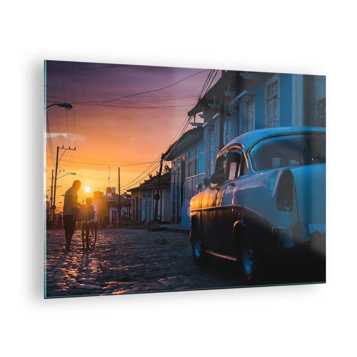 Glasbild - Bild auf glas - Stimmungsvolle Straße mit einem Oldtimer bei Sonnenuntergang - 70x50cm - Hier vergeht die Zeit - Moderne Wanddekoration für Wohnzimmer und Schlafzimmer ARTTOR