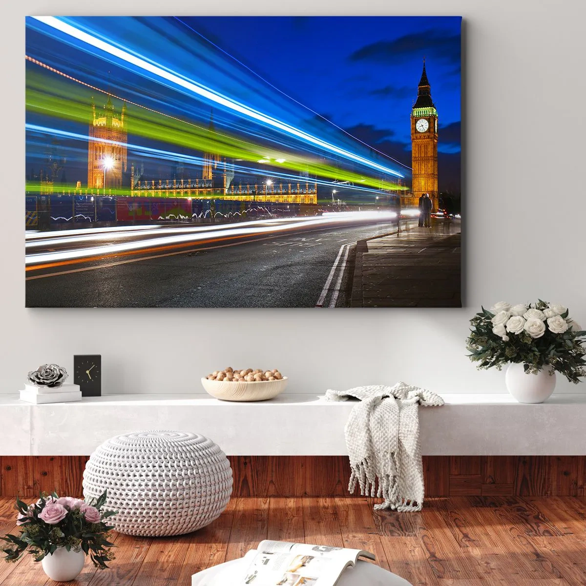 Bild auf Leinwand - Leinwandbild - Big Ben bei Nacht mit der Wirkung von Lichtern im Straßenverkehr - 70x50cm - Unter den wachsamen Augen von Big Ben - Moderne Wanddekoration für Wohnzimmer und Schlafzimmer ARTTOR