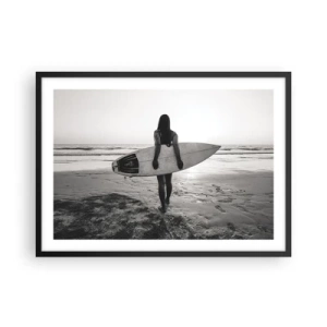 Poster in einem schwarzem Rahmen - Frau mit Surfbrett am Strand in Schwarz und Weiß - 70x50cm - Die Tochter der Meereswelle - Moderne Wanddekoration für Wohnzimmer und Schlafzimmer ARTTOR