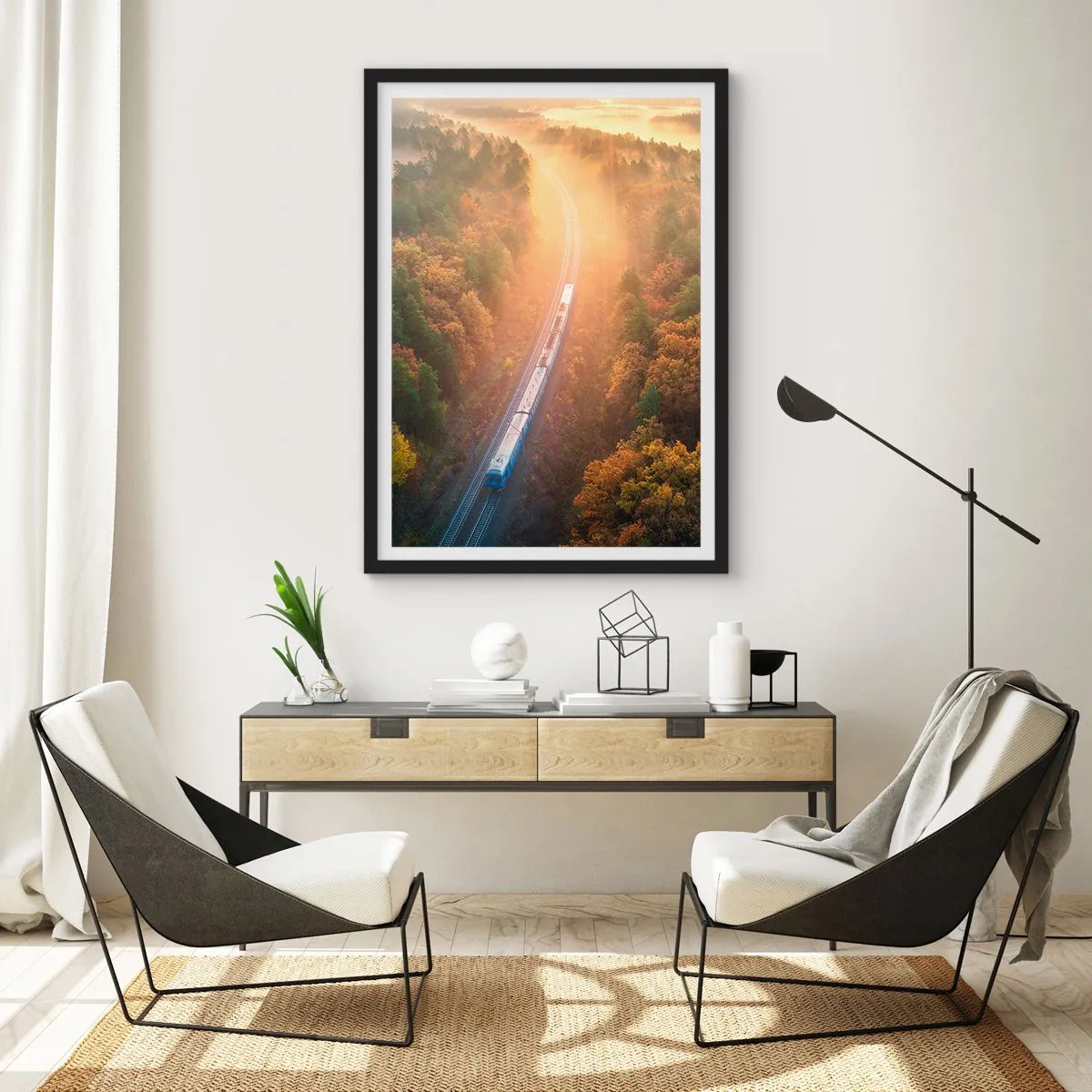 Poster in einem schwarzem Rahmen - Ein Zug, der in den Strahlen der aufgehenden Sonne durch einen herbstlichen Wald fährt - 50x70cm - Herbstreise - Moderne Wanddekoration für Wohnzimmer und Schlafzimmer ARTTOR