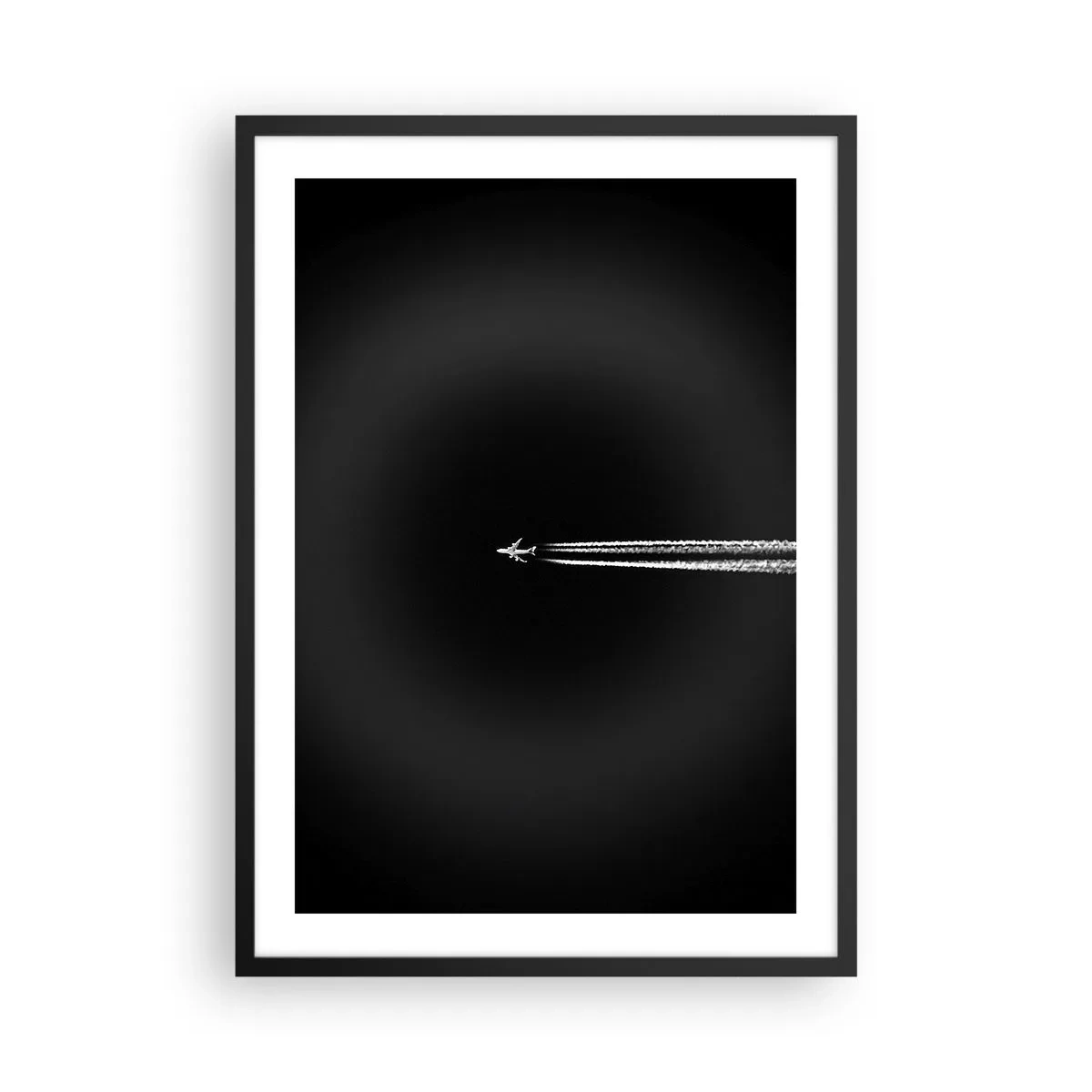 Poster in einem schwarzem Rahmen - Ein Flugzeug fliegt vor einem schwarzen Hintergrund und hinterlässt Kondensstreifen. - 50x70cm - In eine andere Dimension - Moderne Wanddekoration für Wohnzimmer und Schlafzimmer ARTTOR