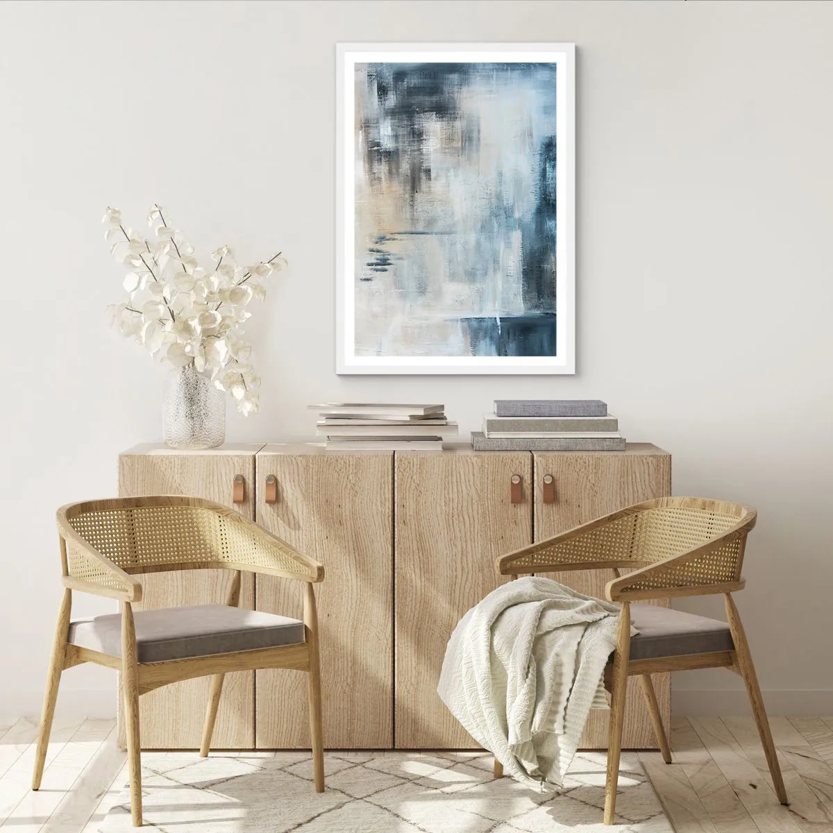 Poster in einem weißen Rahmen - Hinter dem blauen Vorhang - 30x40 cm