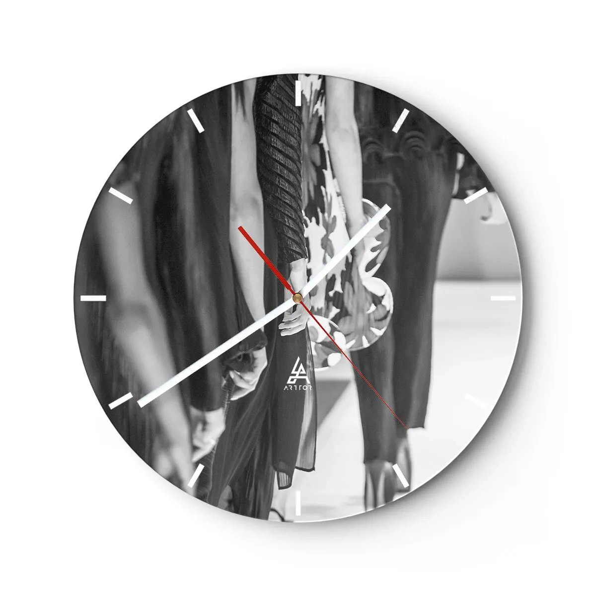 Wanduhr - Glasuhr - Schwarz-weiße Silhouetten von Models in eleganten Outfits - 30x30cm - Eine stilvolle Parade - Moderne Wanddekoration für Wohnzimmer, Küche und Schlafzimmer ARTTOR