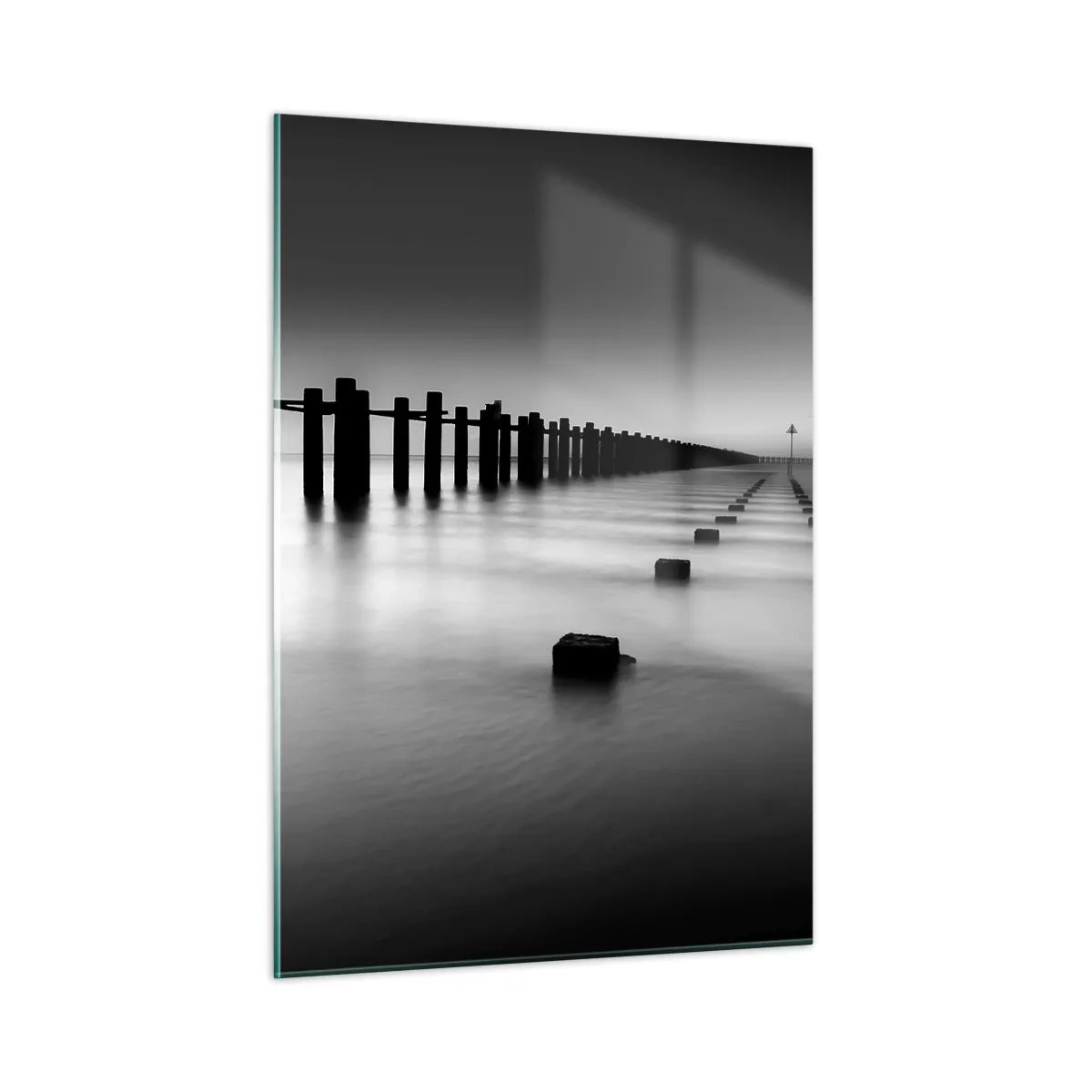 Glasbild - Bild auf glas - Ein minimalistischer schwarz-weißer Pier auf ruhigem Wasser - 50x70cm - Graue Distanz im Nebel - Moderne Wanddekoration für Wohnzimmer und Schlafzimmer ARTTOR