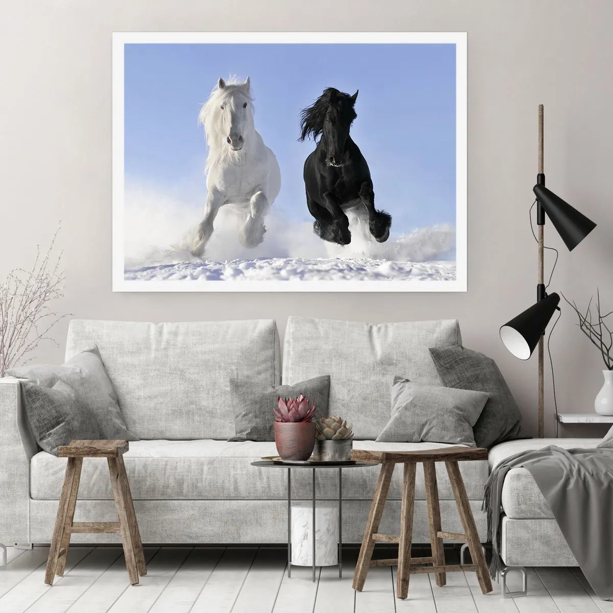 Poster - Ein weißes und ein schwarzes Pferd galoppieren durch den Schnee - 100x70cm - Schwarz-Weiß-Galopp - Moderne Wanddekoration für Wohnzimmer und Schlafzimmer ARTTOR