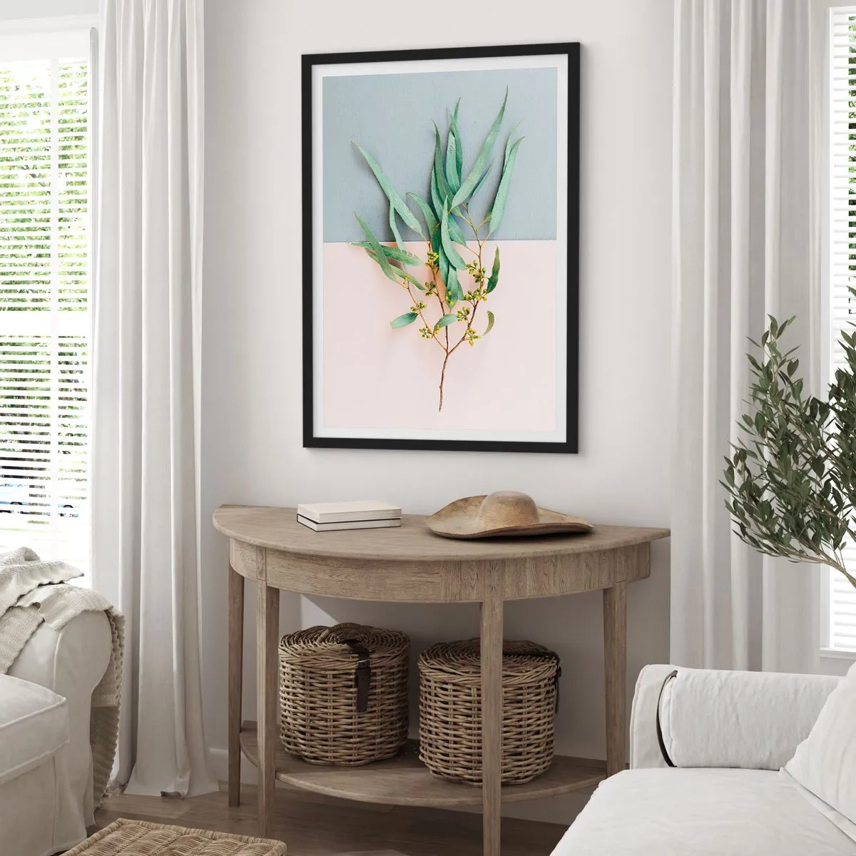 Poster in einem schwarzem Rahmen - Ein Zweig Eukalyptus auf pastellfarbenem Hintergrund - 50x70cm - Pastellige Subtilität - Moderne Wanddekoration für Wohnzimmer und Schlafzimmer ARTTOR