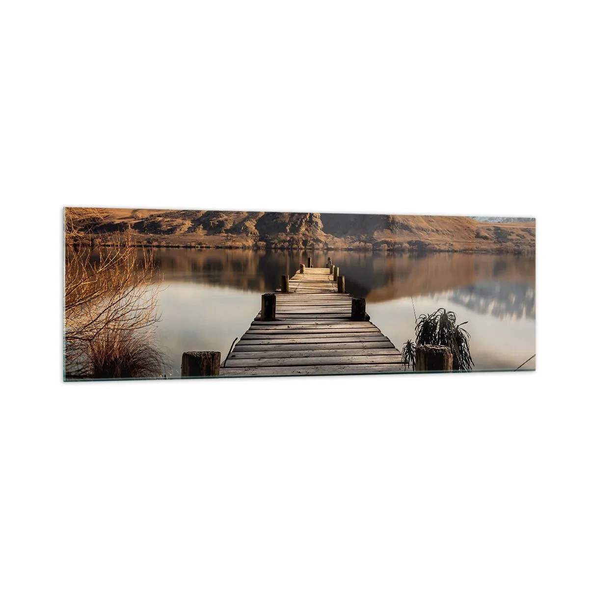 Glasbild - Bild auf glas - Ein Holzsteg über einem See, umgeben von malerischen Hügeln - 160x50cm - Landschaft in Stille - Moderne Wanddekoration für Wohnzimmer und Schlafzimmer ARTTOR