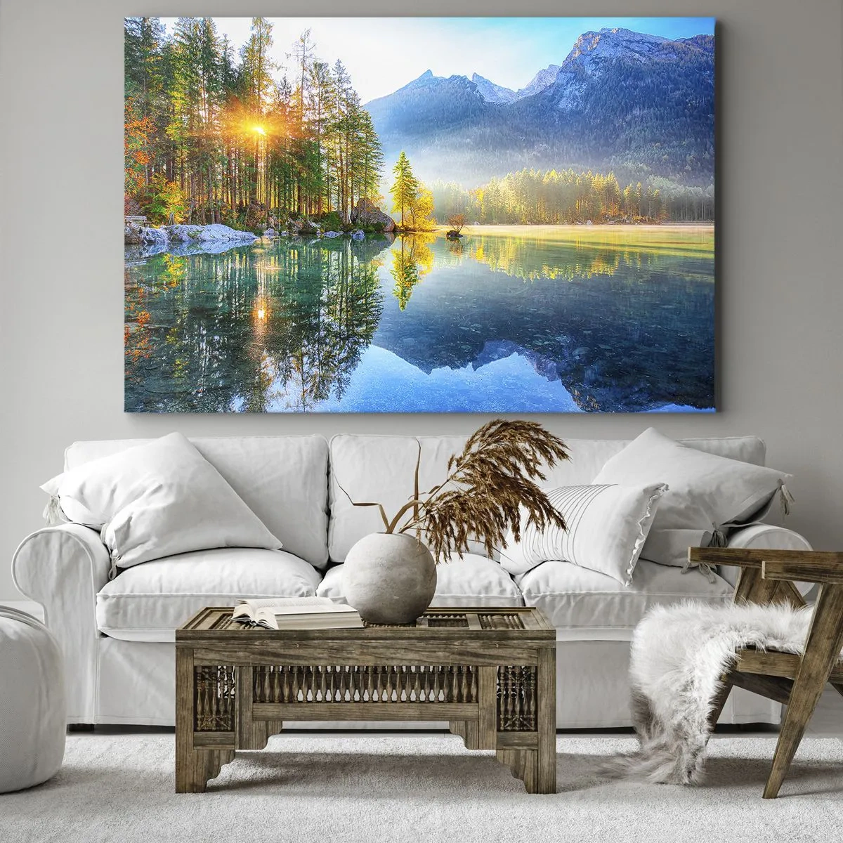 Bild auf Leinwand - Leinwandbild - Ein See, umgeben von Bergen und Wäldern in den Strahlen der Sonne - 70x50cm - Majestät und Süße - Moderne Wanddekoration für Wohnzimmer und Schlafzimmer ARTTOR