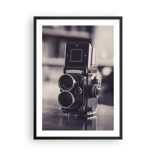 Poster in einem schwarzem Rahmen - Antike Vintage-Kamera auf einer hölzernen Arbeitsplatte - 50x70cm - Zauber alter Fotografie - Moderne Wanddekoration für Wohnzimmer und Schlafzimmer ARTTOR