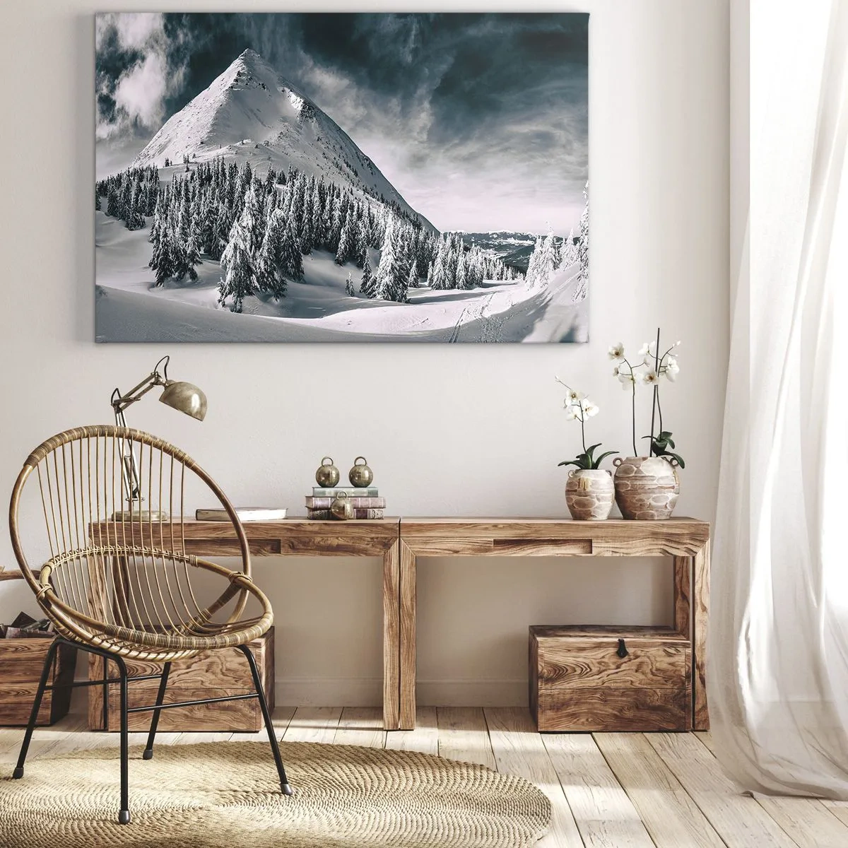 Bild auf Leinwand - Leinwandbild - Ein schneebedeckter Berggipfel, umgeben von einem Winterwald - 100x70cm - Das Land aus Schnee und Eis - Moderne Wanddekoration für Wohnzimmer und Schlafzimmer ARTTOR