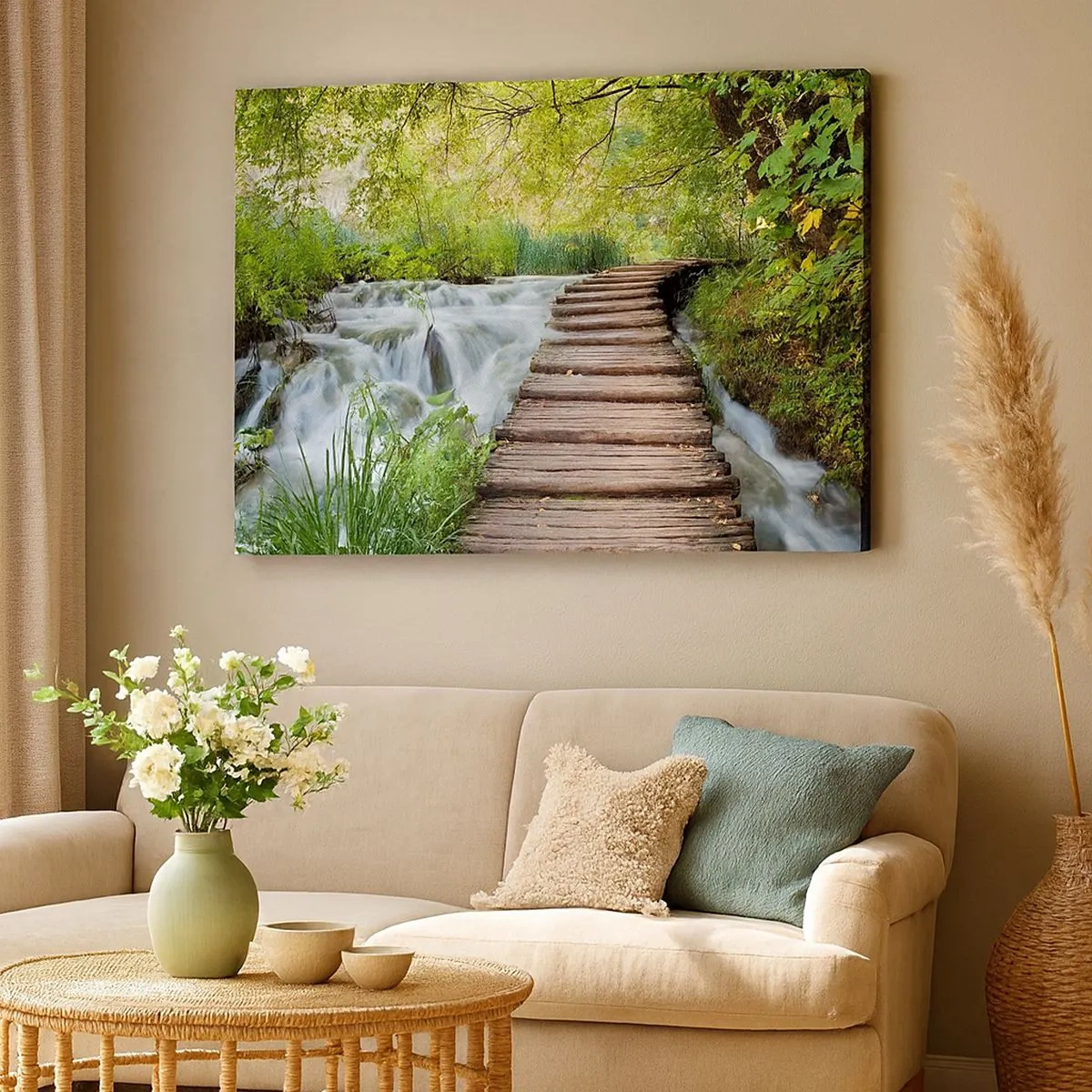 Bild auf Leinwand - Leinwandbild - Eine Holzbrücke über einen Wasserfall, umgeben von üppigem grünen Wald. - 70x50cm - Das Wasser ist überhaupt nicht ruhig - Moderne Wanddekoration für Wohnzimmer und Schlafzimmer ARTTOR
