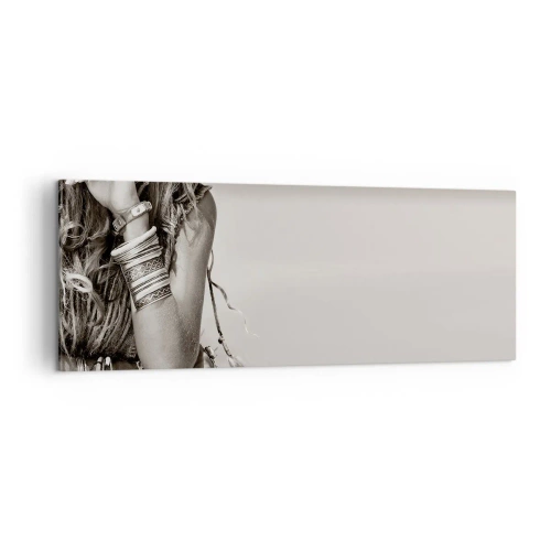 Bild auf Leinwand - Leinwandbild - Porträt einer Boho-Frau mit Schmuck - 140x50cm - Wieso ein Mädchen - Moderne Wanddekoration für Wohnzimmer und Schlafzimmer ARTTOR