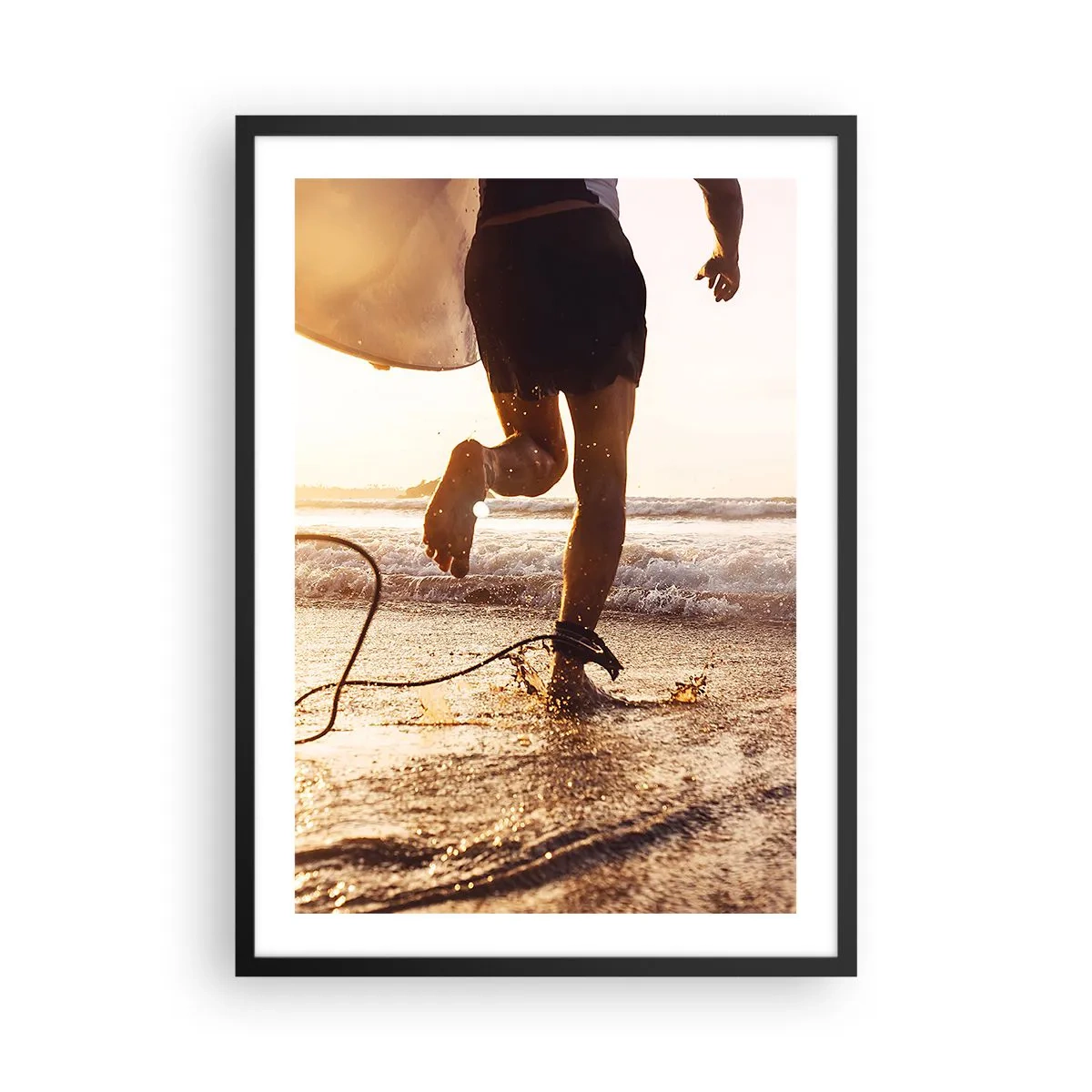 Poster in einem schwarzem Rahmen - Ein Surfer läuft bei Sonnenuntergang ins Wasser - 50x70cm - Um die Welle zu treffen - Moderne Wanddekoration für Wohnzimmer und Schlafzimmer ARTTOR