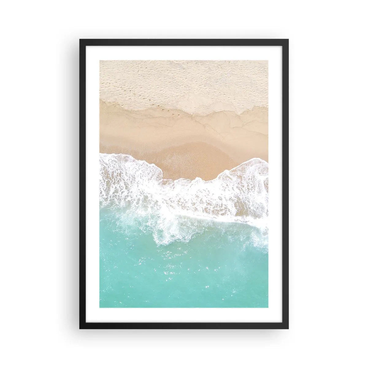 Poster in einem schwarzem Rahmen - Ein Strand mit Blick auf die Meereswellen und goldenen Sand - 50x70cm - Eine streichelnde Berührung - Moderne Wanddekoration für Wohnzimmer und Schlafzimmer ARTTOR