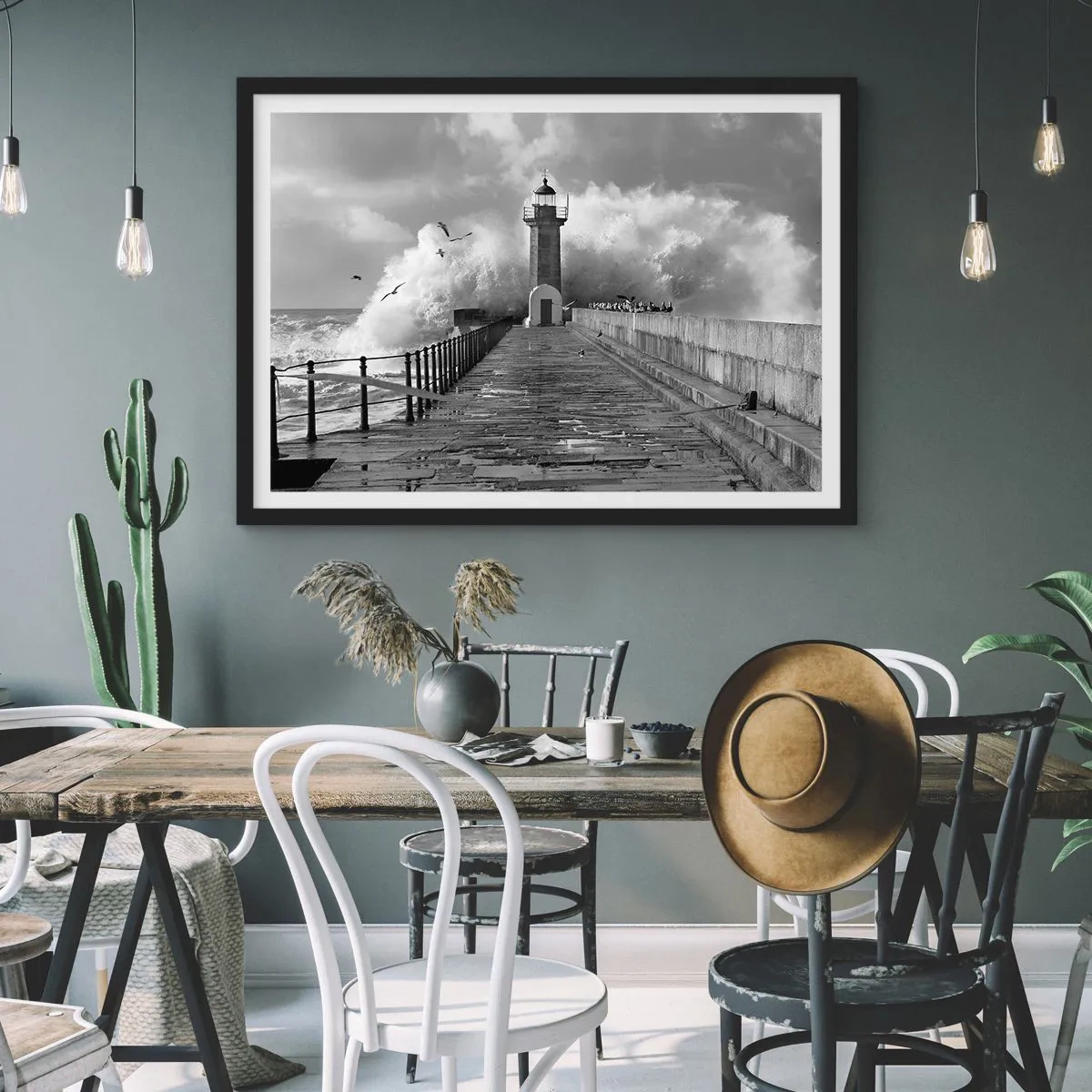 Poster in einem schwarzem Rahmen - Ein Leuchtturm, umgeben von Wellen während eines Sturms - 100x70cm - Furchtlos - Moderne Wanddekoration für Wohnzimmer und Schlafzimmer ARTTOR