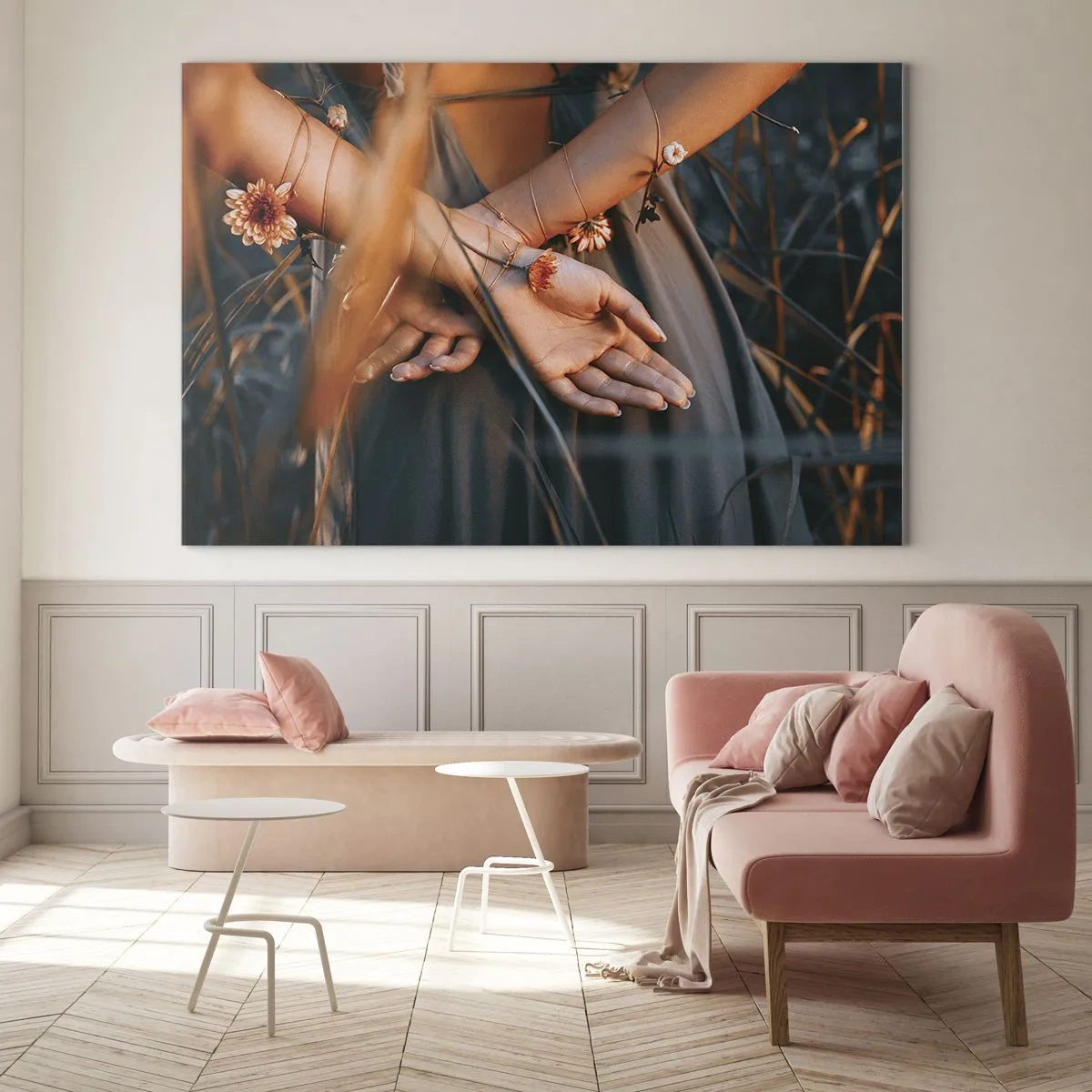 Glasbild - Bild auf glas - Nahaufnahme der gefalteten Hände einer Frau mit Blumen vor einem grasbewachsenen Hintergrund - 100x70cm - Verbunden mit der Natur - Moderne Wanddekoration für Wohnzimmer und Schlafzimmer ARTTOR