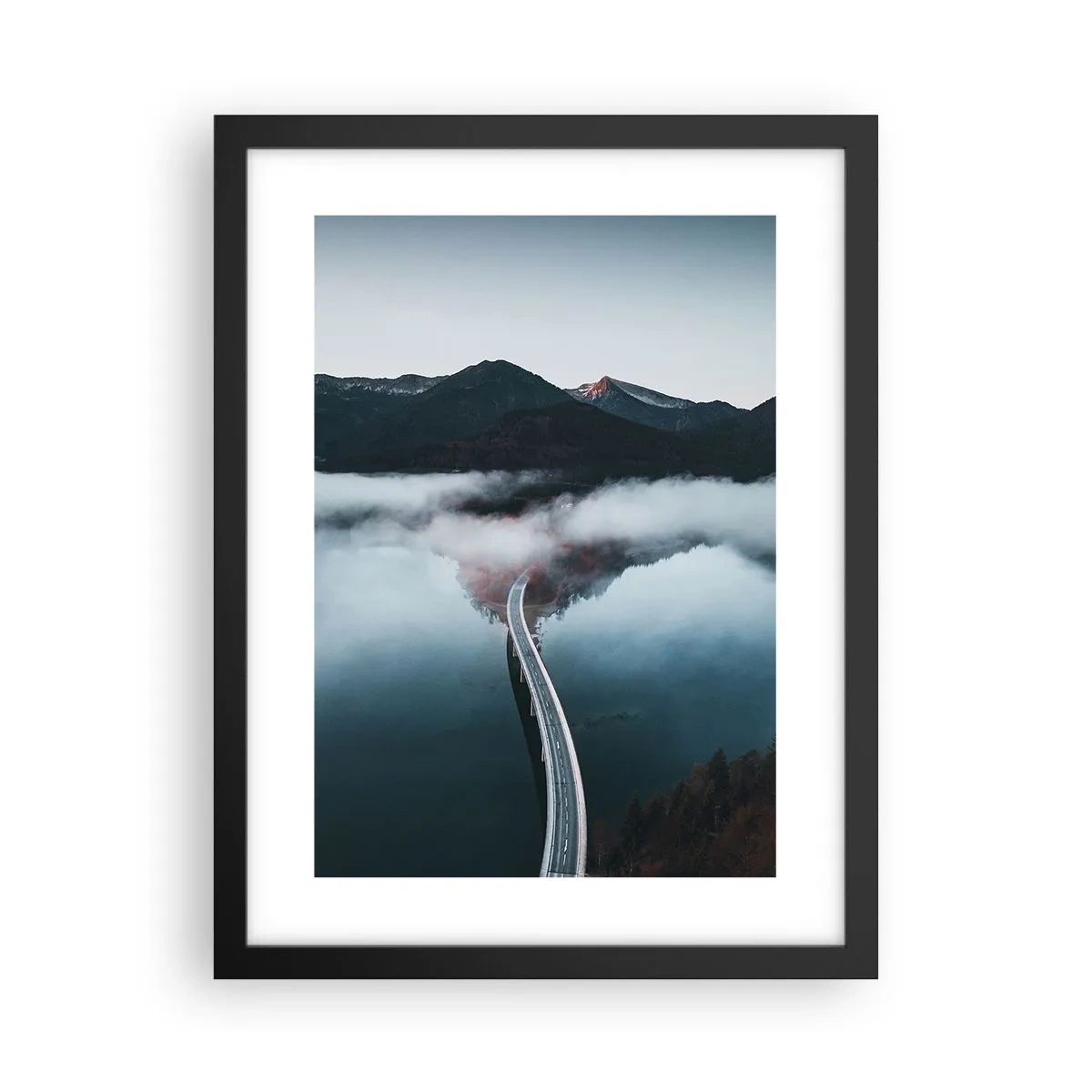 Poster in einem schwarzem Rahmen - Über Wasser so glatt wie ein Spiegel - 30x40 cm