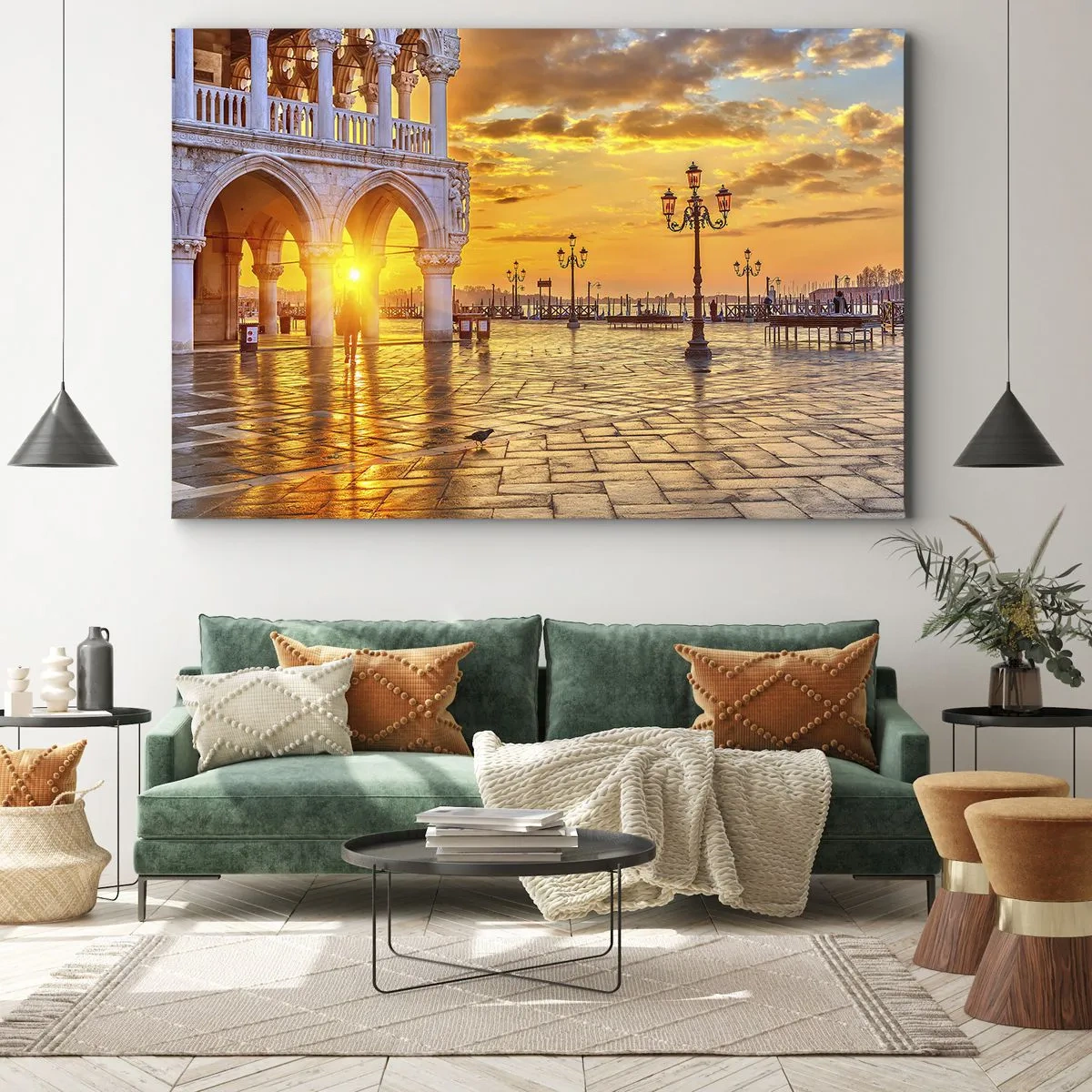 Bild auf Leinwand - Leinwandbild - Goldener Sonnenuntergang auf dem Stadtplatz mit Arkaden und Lampen - 70x50cm - Wo sind alle? - Moderne Wanddekoration für Wohnzimmer und Schlafzimmer ARTTOR