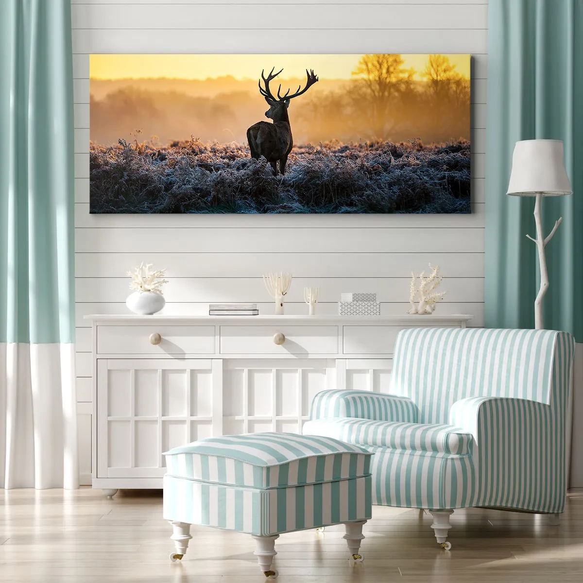 Bild auf Leinwand - Leinwandbild - Ein Reh auf einer frostigen Lichtung bei Sonnenaufgang - 140x50cm - Gekrönt auf seinem Besitz - Moderne Wanddekoration für Wohnzimmer und Schlafzimmer ARTTOR