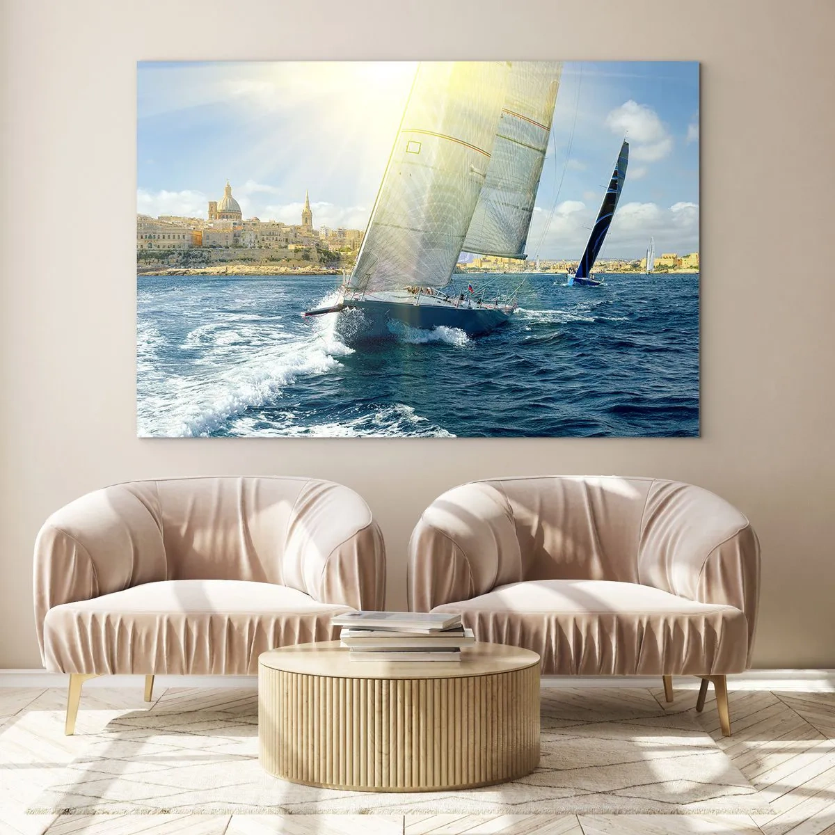 Glasbild - Bild auf glas - Eine Yacht, die an einem sonnigen Tag vor der Kulisse einer Stadt segelt - 120x80cm - Es ist Zeit die Stadt zu verlassen - Moderne Wanddekoration für Wohnzimmer und Schlafzimmer ARTTOR