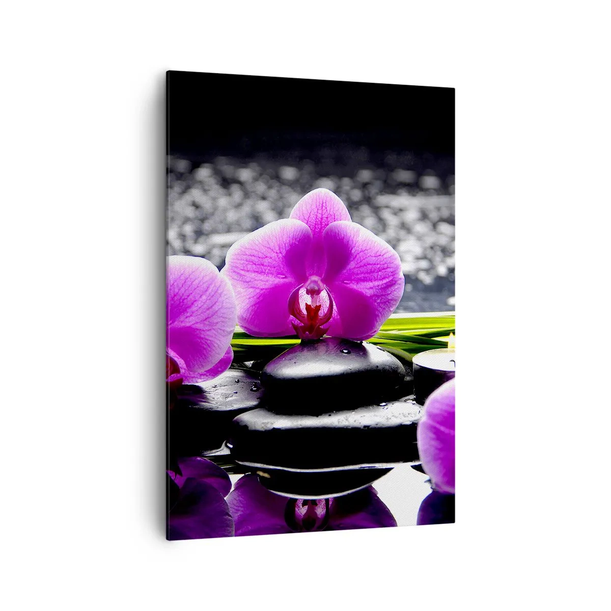 Bild auf Leinwand - Leinwandbild - Lila Orchideen vor einem Hintergrund aus Steinen und Kerzen in einer entspannenden Umgebung - 70x100cm - In Ruhe ertrinken - Moderne Wanddekoration für Wohnzimmer und Schlafzimmer ARTTOR