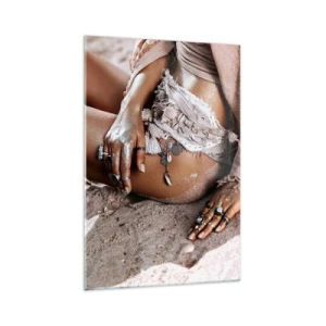 Glasbild - Bild auf glas - Boho-Frau am Strand mit Schmuck - 70x100cm - Von den Wellen geworfen? - Moderne Wanddekoration für Wohnzimmer und Schlafzimmer ARTTOR