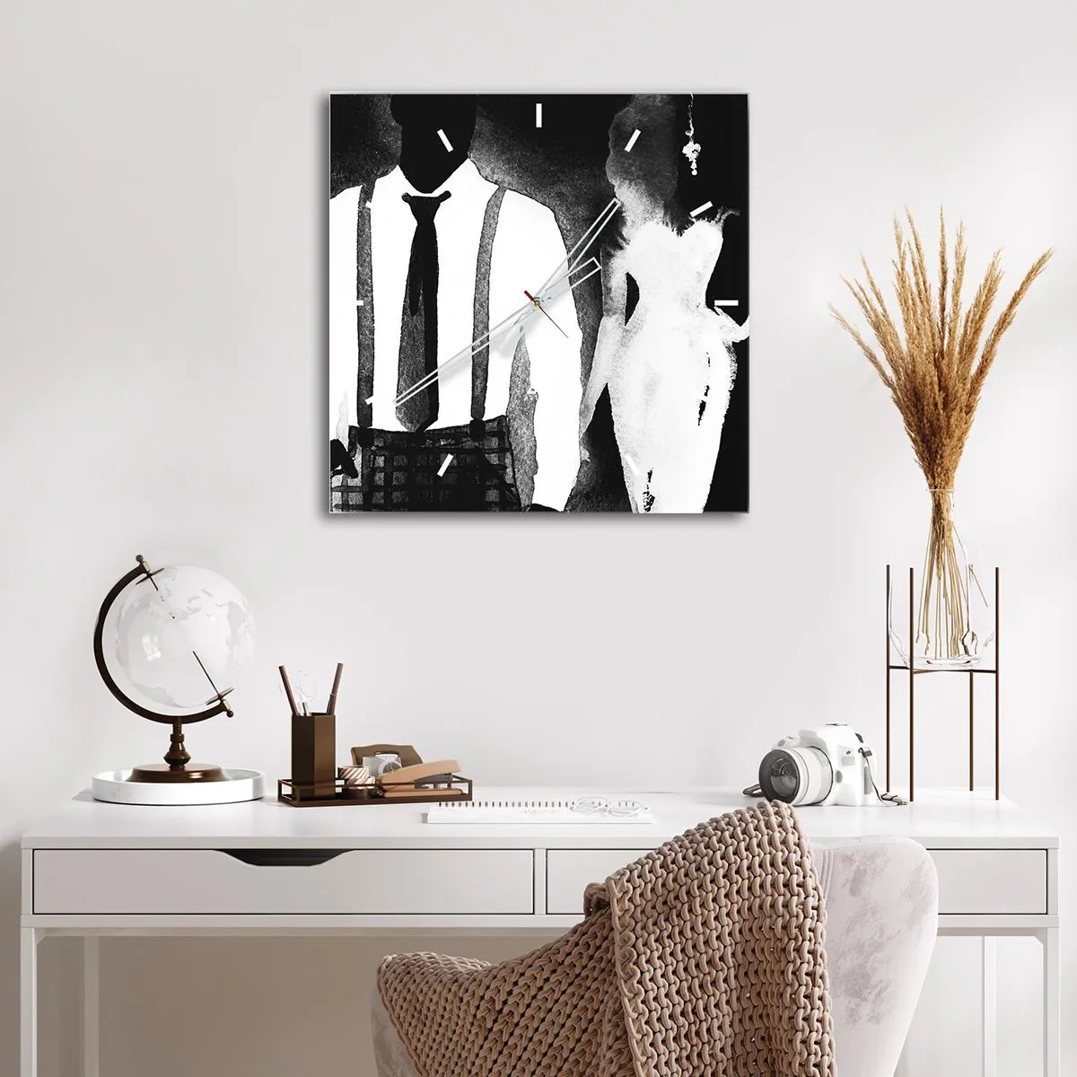 Wanduhr - Glasuhr - Charaktere im Noir-Stil, schwarz-weiße Eleganz und Mysterium - 30x30cm - In Noir-Atmosphäre - Moderne Wanddekoration für Wohnzimmer und Schlafzimmer ARTTOR