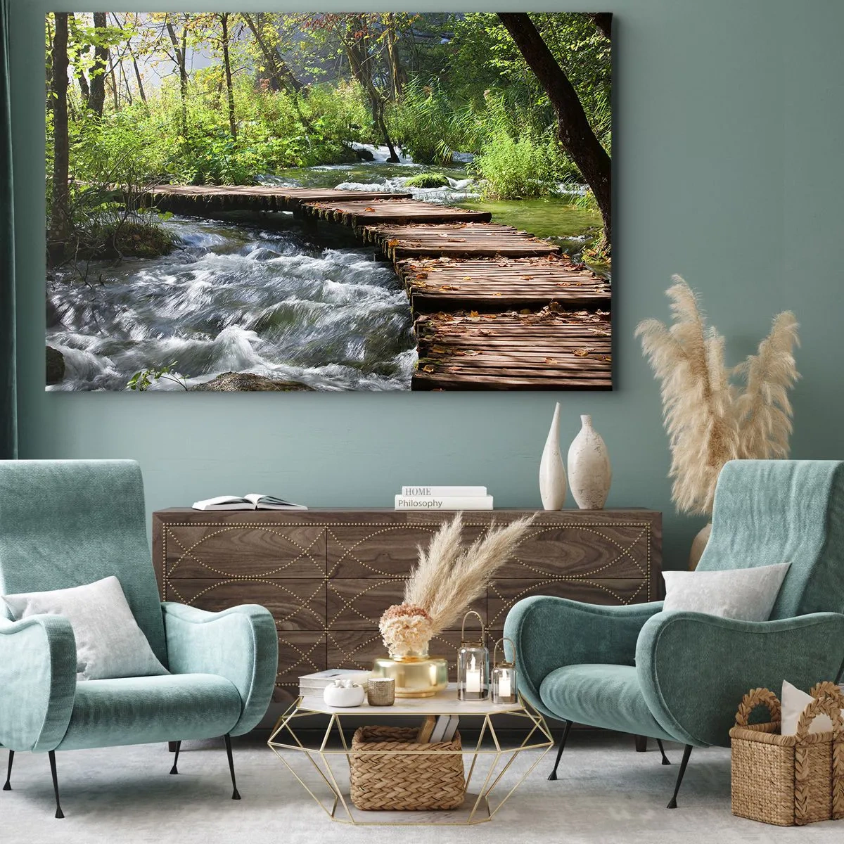 Bild auf Leinwand - Leinwandbild - Eine Holzbrücke über einen rauschenden Bach, umgeben vom Grün des Waldes. - 120x80cm - Über der schaumigen Kaskade - Moderne Wanddekoration für Wohnzimmer und Schlafzimmer ARTTOR