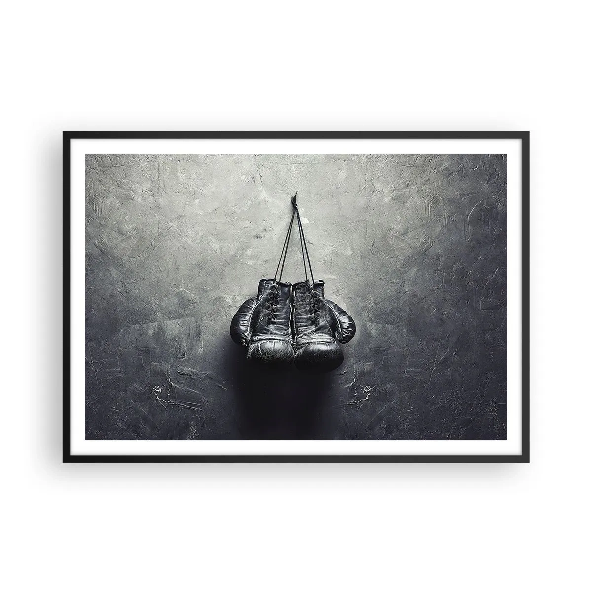 Poster in einem schwarzem Rahmen - Alte Boxhandschuhe an der Wand - 100x70cm - Zeit des Kampfes und Zeit des Friedens - Moderne Wanddekoration für Wohnzimmer und Schlafzimmer ARTTOR