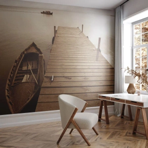 Fototapete Premium Sand - Holzsteg und Boot auf ruhigem Wasser in Sepia - 100x70cm - Großer Frieden - Moderne Wanddekoration für Wohnzimmer und Schlafzimmer ARTTOR