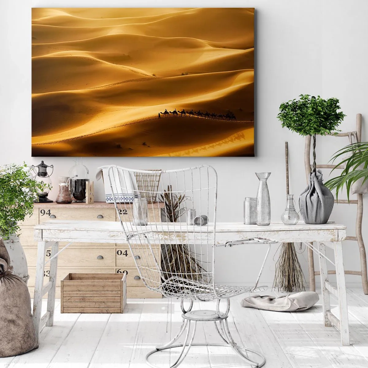 Bild auf Leinwand - Leinwandbild - Eine Karawane von Kamelen wandert durch die goldenen Dünen der Wüste. - 120x80cm - Wohnwagen in den Wüstenwellen - Moderne Wanddekoration für Wohnzimmer und Schlafzimmer ARTTOR