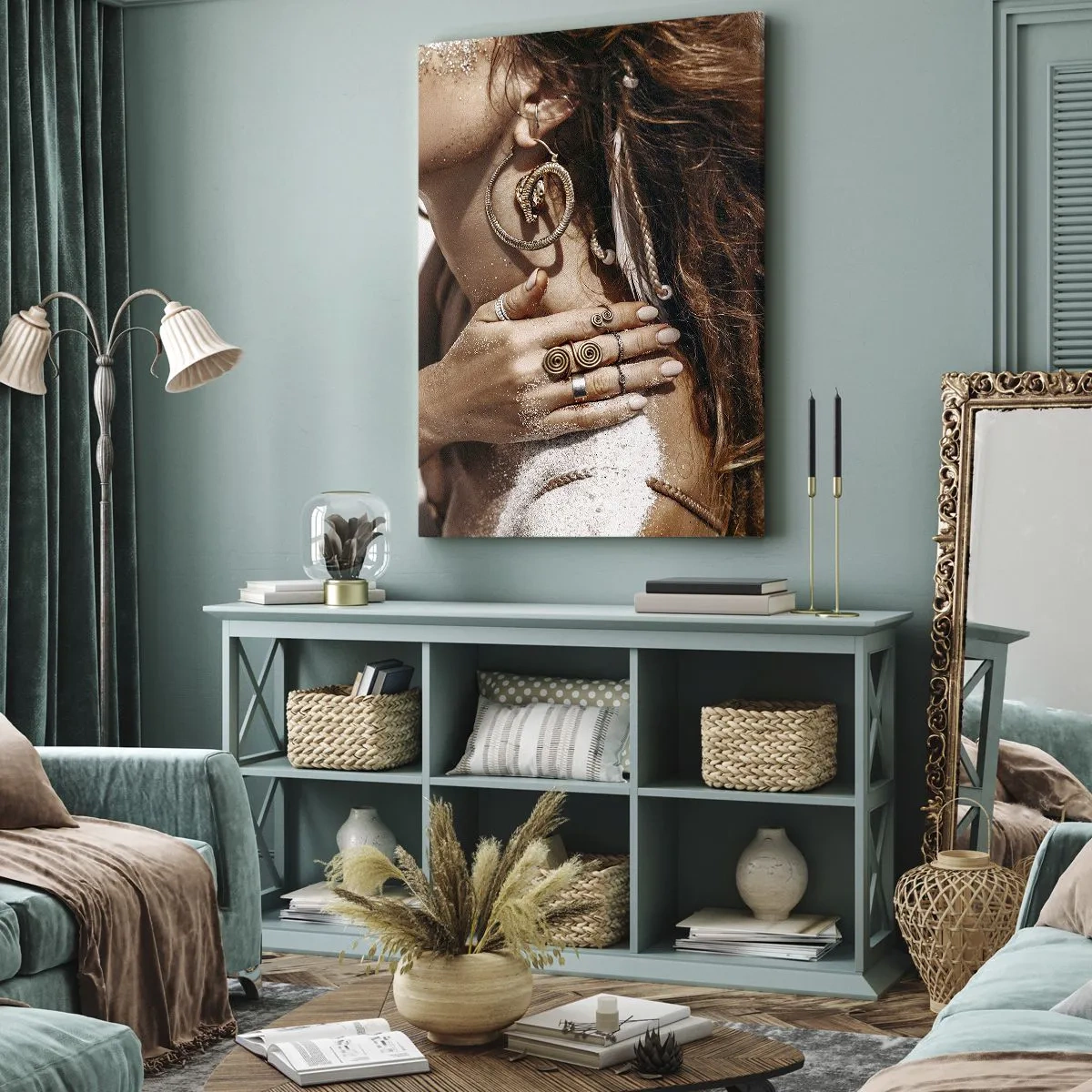 Bild auf Leinwand - Leinwandbild - Stilvolle Frau mit Schmuck vor hellem Sandhintergrund - 50x70cm - Königin des wilden Strandes - Moderne Wanddekoration für Wohnzimmer und Schlafzimmer ARTTOR