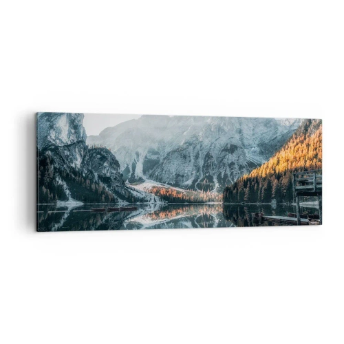 Bild auf Leinwand - Leinwandbild - Eine Berglandschaft spiegelt sich in der ruhigen Oberfläche eines Sees - 140x50cm - Spiegellandschaft - Moderne Wanddekoration für Wohnzimmer und Schlafzimmer ARTTOR